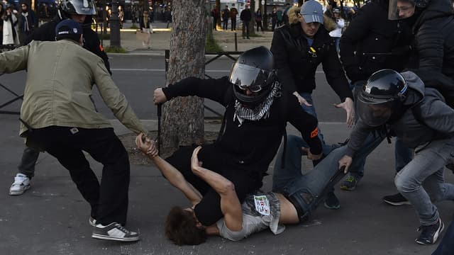 Des policiers procèdent à une arrestation de manifestants à la fin de la manifestation contre la loi Travail, le 1er mai dernier à Paris.