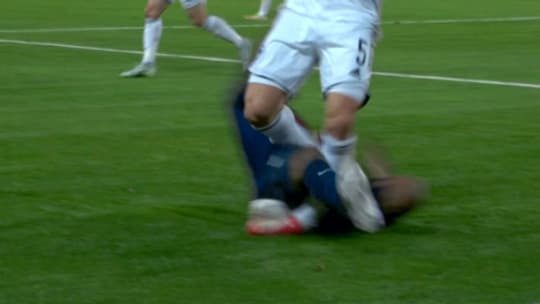 Le tacle de Koundé sur Kolasinac lors de France-Bosnie