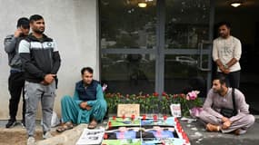 Des amis et proches autour des portraits du jeune Afghan Quayyeem Ahmadzai, tué par balle dimanche dans une altercation, le 17 août 2022 à Colmar