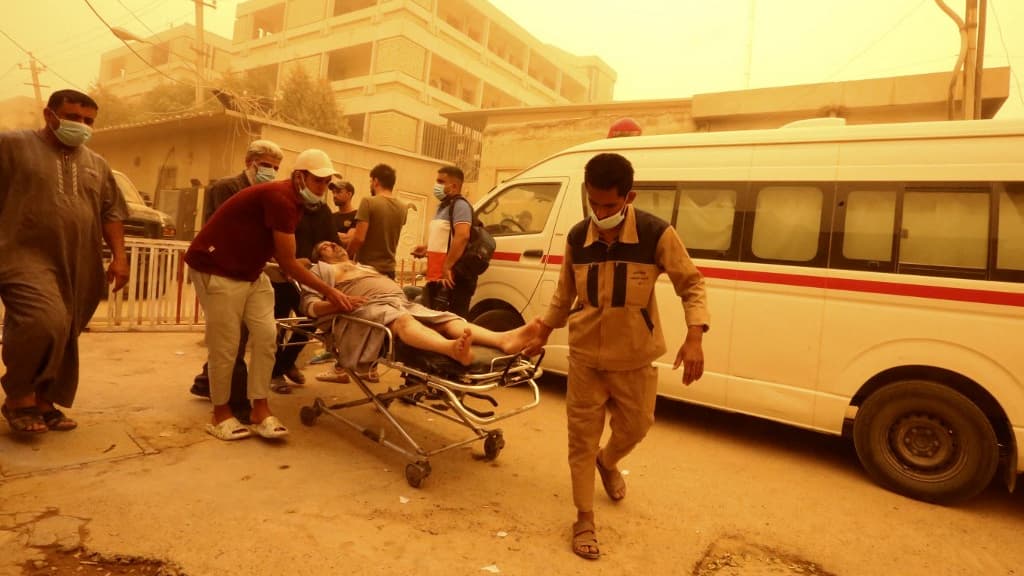 Un patient souffrant de problèmes respiratoires et de suffocation arrive pour être soigné à l'hôpital Sheikh Zayed à Bagdad, la capitale irakienne, le 16 mai 2022, au milieu d'une forte tempête de poussière.
Un patient souffrant de problèmes respiratoires et de suffocation arrive pour être soigné à l'hôpital Sheikh Zayed à Bagdad, la capitale irakienne, le 16 mai 2022, au milieu d'une forte tempête de poussière.