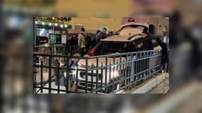 Une voiture dans la bouche de métro Chaussé d'Antin - La Fayette, le samedi 8 février à Paris. 