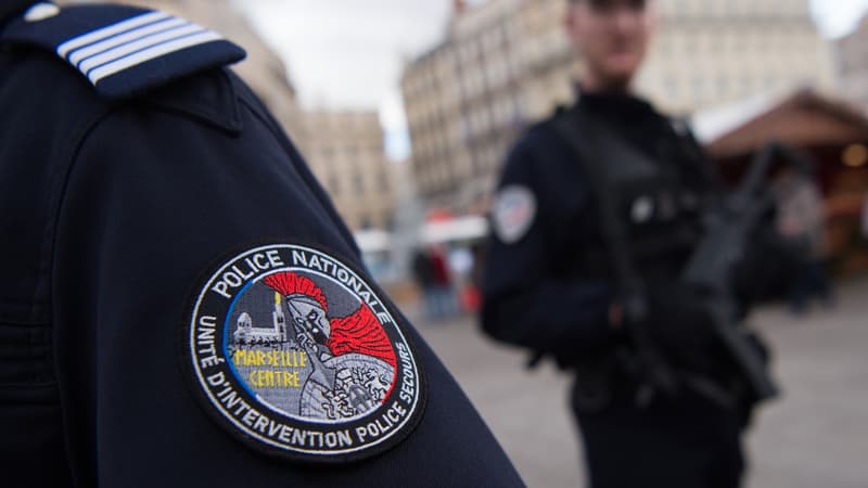 Le badge d'un officier de police patrouillant sur le Vieux Port de Marseille, le 7 décembre 2017. (Photo d'illustration)