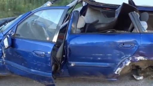 La voiture après l'accident. Le père de famille est sorti de la route, surpris par la naissance de sa fille.
