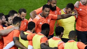 Thierry Dusautoir rameute ses troupes avant le début du match.