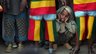 Un garçon éthiopien accroupi dans une rue d'Addis Abeba, en Ethiopie le 10 septembre 2007.
