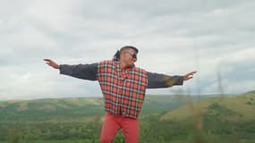 Le chanteur Yvan Buravan dans le clip de son morceau "BigTime", sorti le 28 juin 2022.