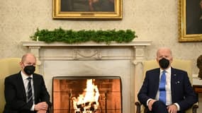 Le président américain Joe Biden reçoit le chancelier allemand Olaf Scholz (g) à la Maison Blanche, le 7 février 2022 à Washington