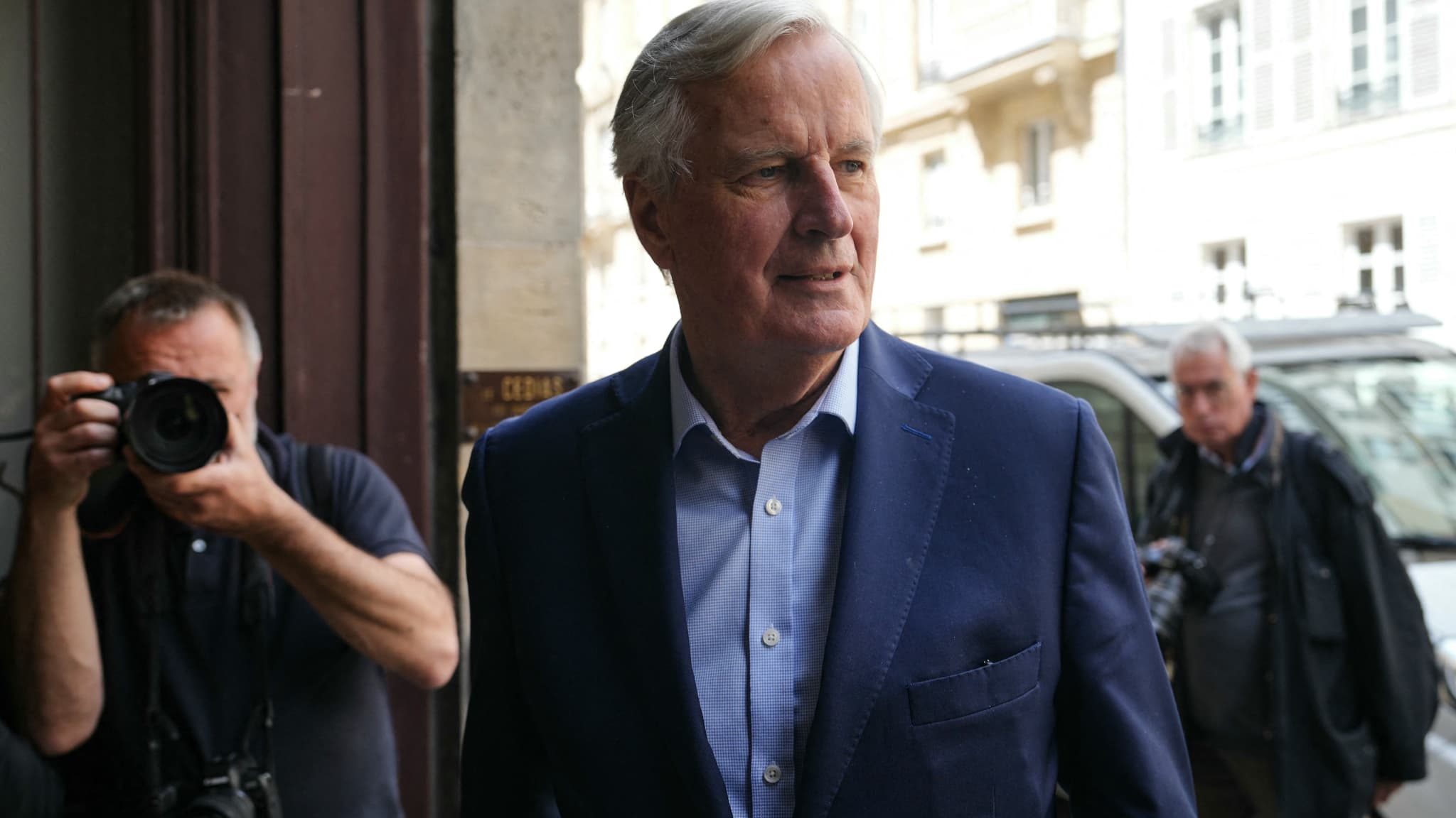 Michel Barnier arrivant au bureau politique des LR