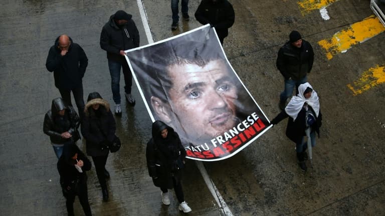 Des manifestants brandissent un portrait d'Yvan Colonna à Bastia pour lui rendre hommage, le 13 mars 2022