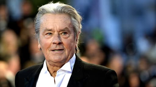 Alain Delon lors de la montée des marches du Festival de Cannes, le 15 mai.