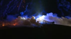 Des tensions entre agriculteurs qui tentent d'empêcher l'euthanasie d'un troupeau de vaches en raison d'un cas de dermatose nodulaire contagieuse et forces de l'ordre aux Bordes-sur-Arize (Ariège) la soirée du jeudi 11 décembre 2025.