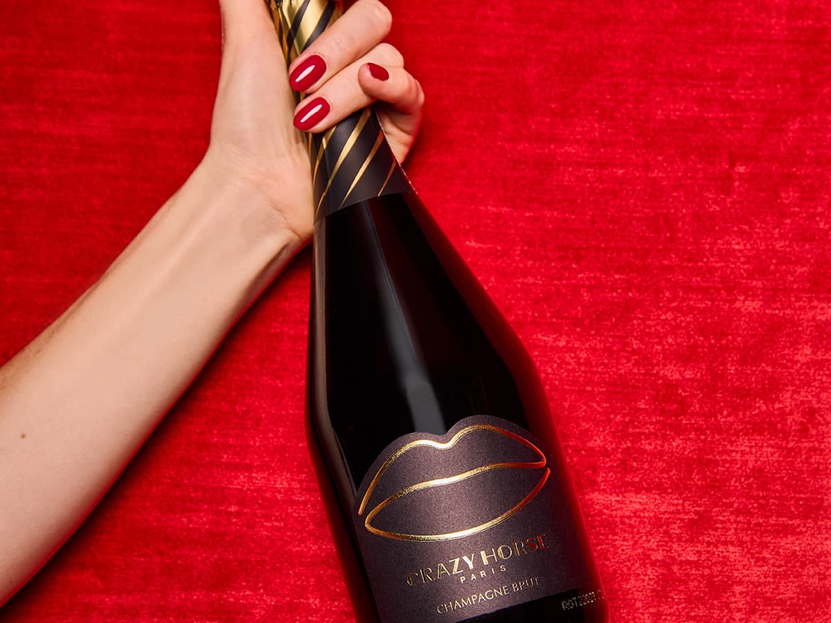 Verre fum noir et touches d'or: le Crazy Horse dvoile un nouvel crin  pour son champagne