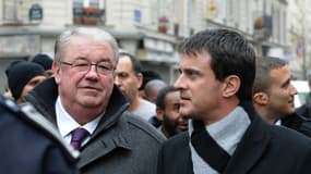 L'ancien ministre de l'Intérieur Daniel Vaillant (g.) avec Manuel Valls, à Paris, le 16 novembre 2012.