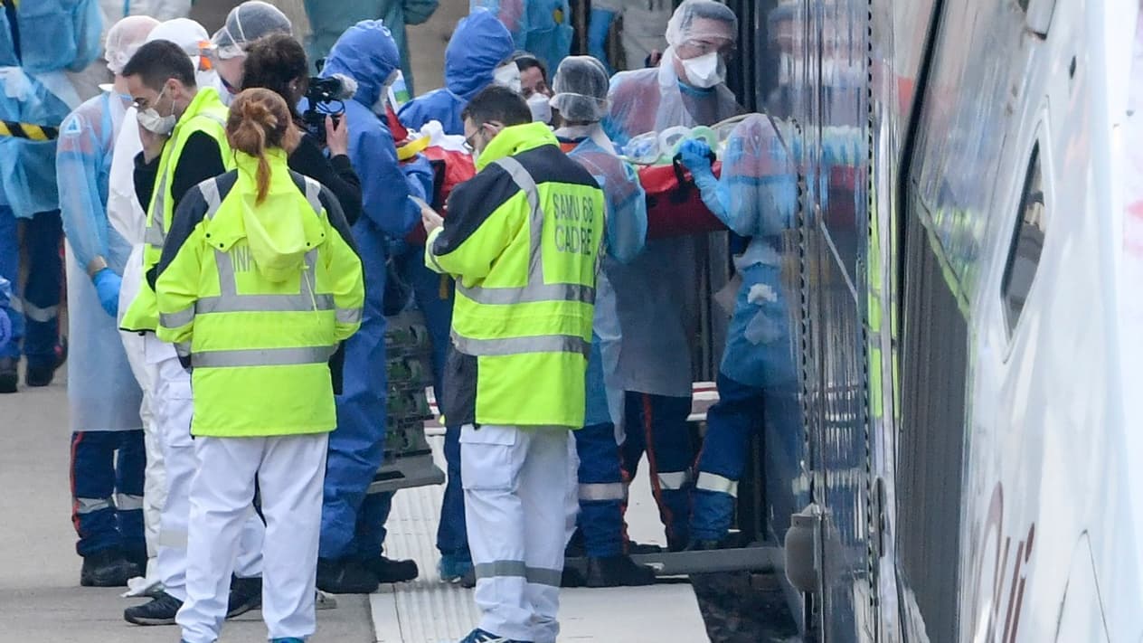 Douze patients atteints du coronavirus ont été transférés ce dimanche de Mulhouse à Poitiers à bord d'un TGV médicalisé Douze patients atteints du coronavirus ont été transférés ce dimanche de Mulhouse à Poitiers à bord d'un TGV médicalisé