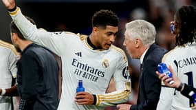 Jude Bellingham et Carlo Ancelotti en train de discuter pendant le match Real Madrid-Manchester City, le 9 avril 2024