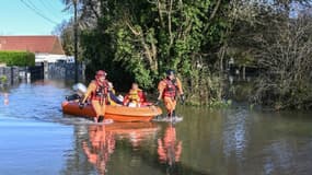 Des sauveteurs évacuent des habitants du village inondé de Valencendre, près du Touquet, le 11 novembre 2023 dans le Pas-de-Calais