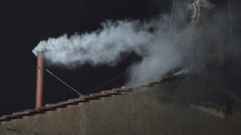 Fumée blanche ou noire: d'où vient cette pratique annonçant l'élection du pape?