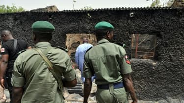 Des policiers nigérians, le 26 mai 2015 après un attentat dans le nord-est du pays à Gubio