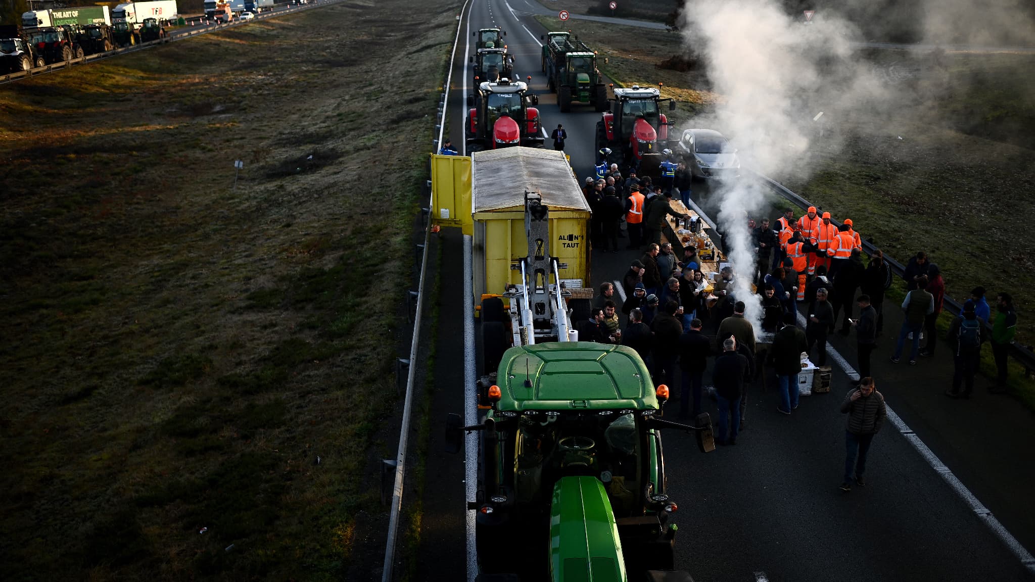Les agriculteurs sur l'A63, à Mios, près du bassin d'Arcachon, ce mercredi.