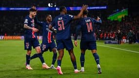 Désiré Doué félicité par ses coéquipiers après son but contre Aston Villa lors du quart de finale aller de Ligue des champions - le 09/04/2025