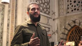 Le chef du groupe islamiste syrien Hayat Tahrir al-Sham (HTS), Abou Mohammed al-Jolani, s'adresse à la foule dans la mosquée des Omeyyades à Damas, le 8 décembre 2024.