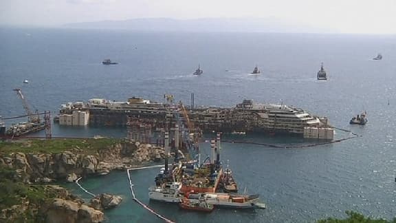 Le paquebot Costa Concordia, échoué sur l'île italienne de Giglio, avant les opérations de démantèlement.