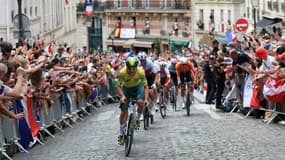 Le peloton de cyclistes effectue l'ascension de Montmartre lors des Jeux Olympiques de Paris 2024 à Paris, le 3 août 2024