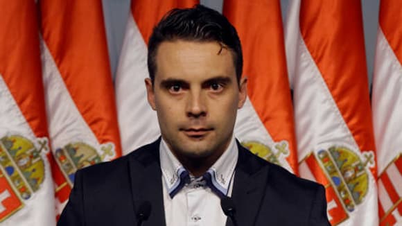 le FN a coupé les ponts vace Gábor Vona, le fondateur du Jobbik le FN a coupé les ponts vace Gábor Vona, le fondateur du Jobbik