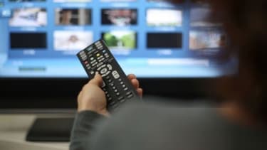 Une personne regardant la télévision (photo d'illustration)