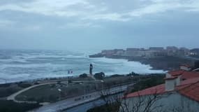 Une mer agitée à Sète en raison des vents violents - Témoins BFMTV