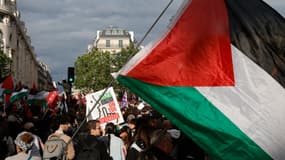 Un drapeau palestinien lors d'une manifestation à Paris contre les bombardements israéliens à Rafah, le lundi 27 mai 2024