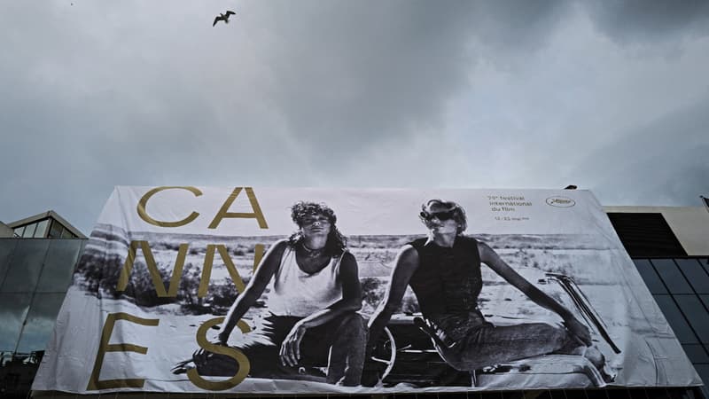 L'affiche du 79e Festival de Cannes a été installée sur le Palais des festivals