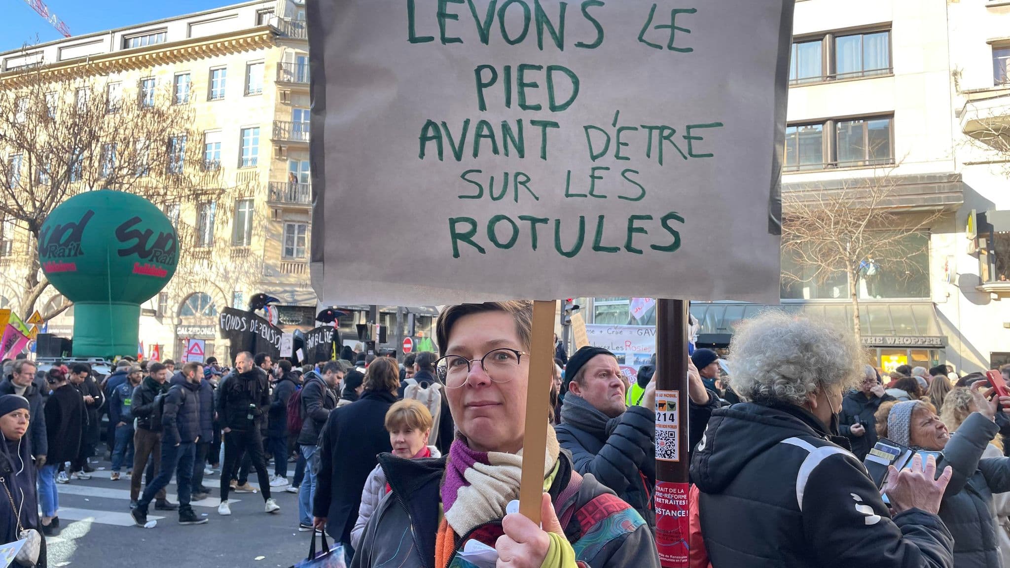 Valérie Mauduit, ingénieure en informatique à Paris, a trouvé son slogan en marchant lors du dernier cortège. Valérie Mauduit, ingénieure en informatique à Paris, a trouvé son slogan en marchant lors du dernier cortège.
