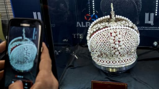 Une réplique de la couronne impériale russe de Catherine II sertie de 11.352 diamants de toutes tailles trône en vedette à la bourse israélienne du diamant de Ramat Gan dans la banlieue de Tel Aviv, le 14 février 2017 Une réplique de la couronne impériale russe de Catherine II sertie de 11.352 diamants de toutes tailles trône en vedette à la bourse israélienne du diamant de Ramat Gan dans la banlieue de Tel Aviv, le 14 février 2017