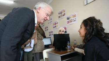 Le chef de la délégation européenne en Turquie, Hansjörg Haber, discutant ici avec une réfugiée syrienne en Turquie, le 14 décembre 2015, a démissionné après avoir tenu des propos ayant vexé Ankara. (Photo d'illustration)