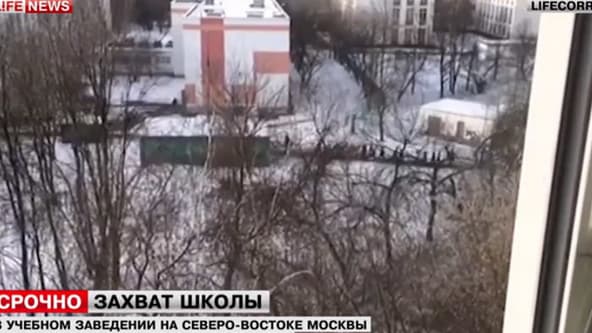Capture d'écran de la chaîne russe LifeNews, montrant l'école moscovite où s'est déroulée la prise d'otages.