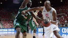 Fréjus Zerbo (g) au duel avec Ali Traoré