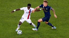 Idrissa Gueye devant Toni Kroos lors du match PSG-Real Madrid, au Parc des Princes le 18 septembre 2019
