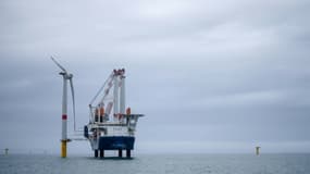 Assemblage d'une éolienne au large de Saint-Nazaire, dans l'ouest de la France, le 12 avril 2022