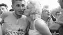 Le cycliste Jacques Anquetil et son épouse Janine, à Juan-les-Pins, le 6 juillet 1961. 