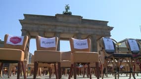 Allemagne: restaurateurs et hôteliers disposent des chaises vides devant la porte de Brandebourg 