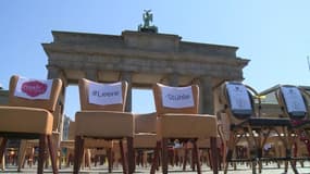 Allemagne: restaurateurs et hôteliers disposent des chaises vides devant la porte de Brandebourg 