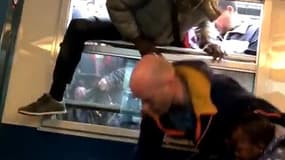 Grève SNCF: ces usagers passent par les fenêtres pour entrer dans le RER