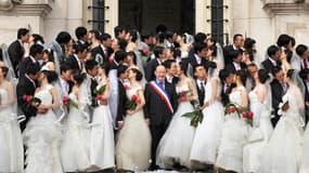 Des couples chinois tout juste mariés posent le 7 mai 2009 devant la mairie de Tours avec le maire de l'époque, Jean Germain