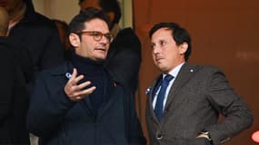 Le président de Lens, Joseph Oughourlian, pendant une discussion avec Pablo Longoria pendant un Lens-OM, novembre 2023