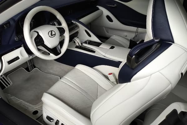 La Lexus LC500 cabriolet Regatta Edition dispose d'un écran, mais non-tactile, il se commande avec une molette. La Lexus LC500 cabriolet Regatta Edition dispose d'un écran, mais non-tactile, il se commande avec une molette.