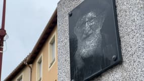 Une plaque en hommage à l'abbé Pierre à Irigny le 9 septembre 2024.