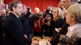 Nicolas Sarkozy a voté dimanche en début d'après-midi, dans le 16e arrondissement avec son épouse Carla Bruni-Sarkozy.