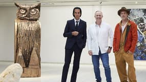 Nick Cave, Thomas Houseago et Brad Pitt posant dans l'exposition de leur sculptures