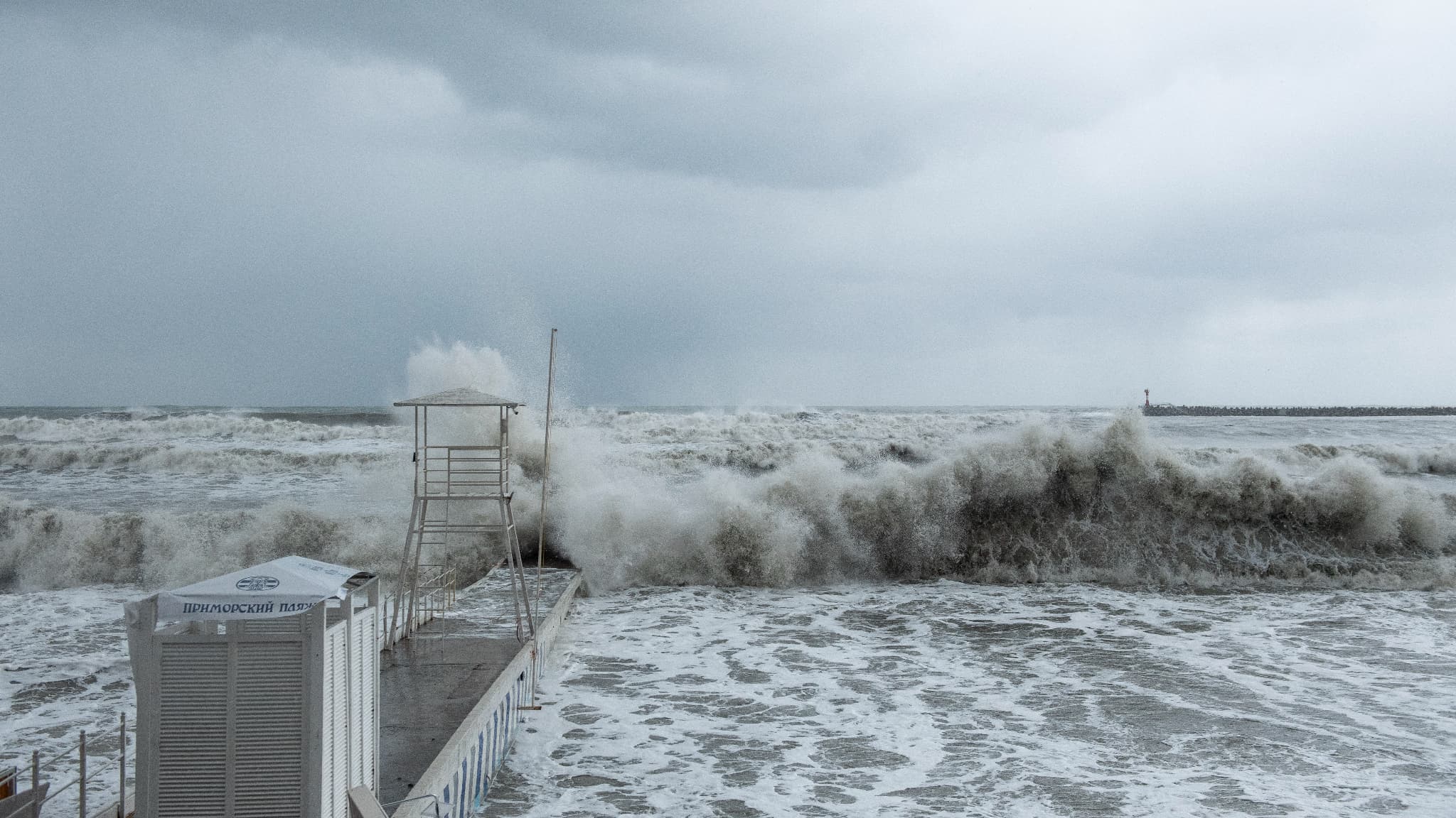 Des vagues se heurtent à un front de mer dans la station balnéaire de Sochi, sur la mer Noire, lors d'une tempête, le 27 novembre 2023.